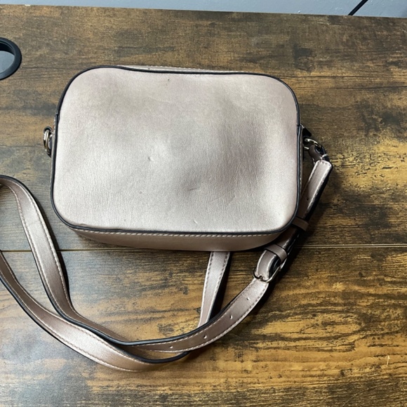 GUESS womens Top Zip bag - Picture 3 of 8